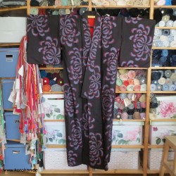 Kiku auf schwarz Meisen Kimono